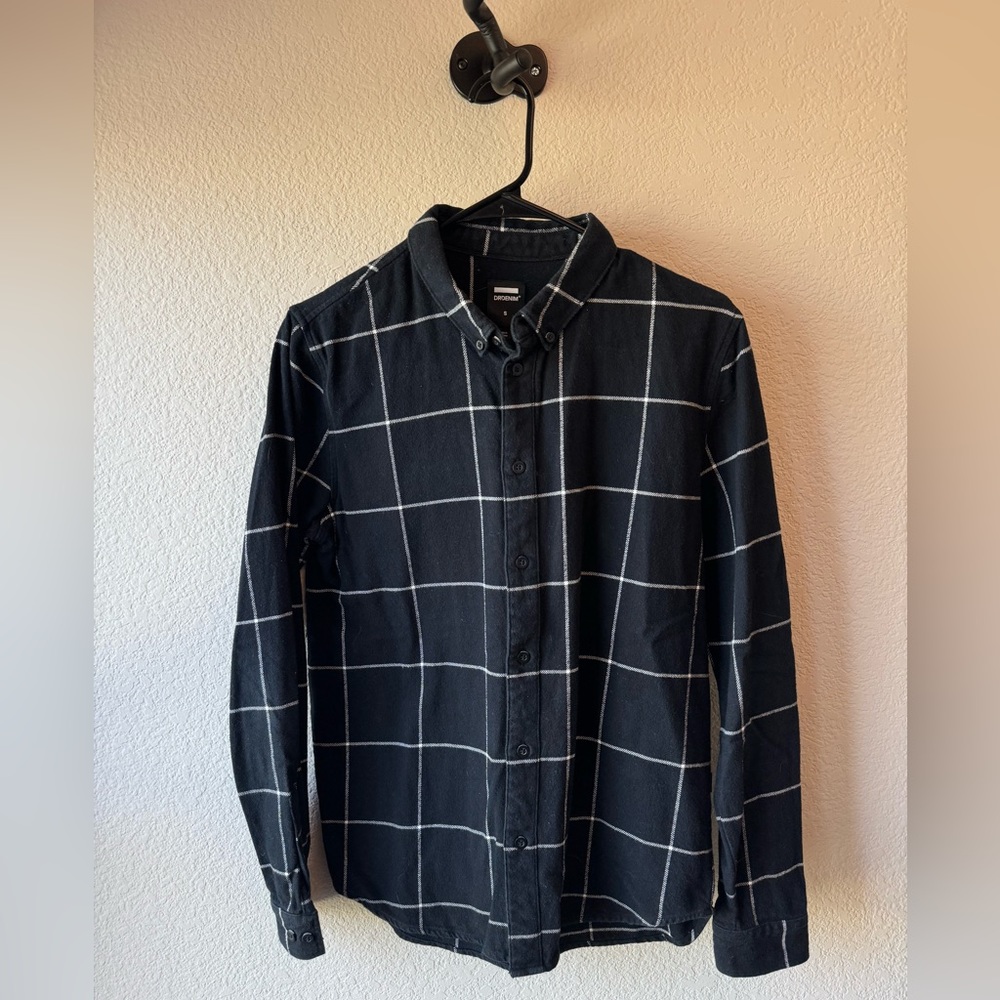 Long sleeve men’s flannel. Black with white lines pattern.